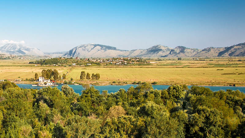 Frodig natur, bergslandskap och skog i Albanien.