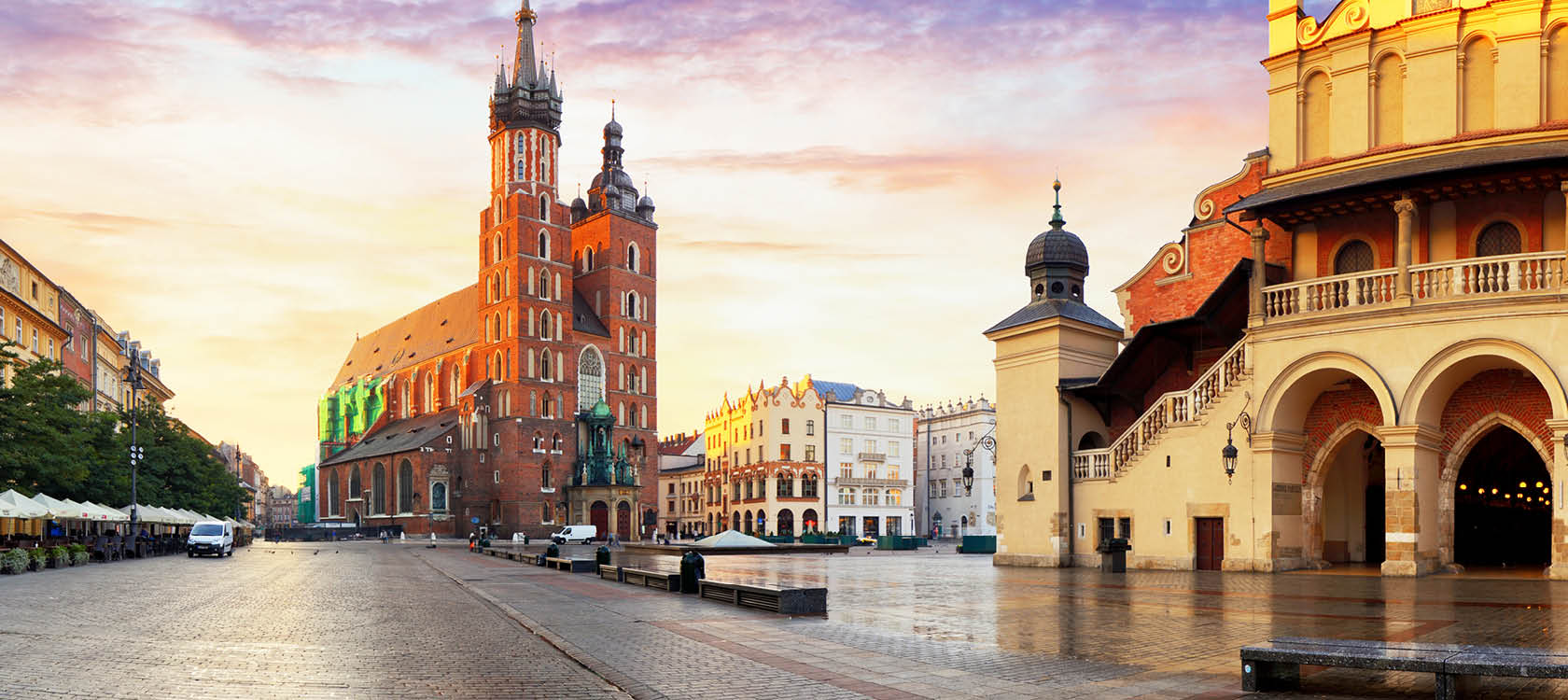 St. Mary-basilikan och det stora torget i Krakow